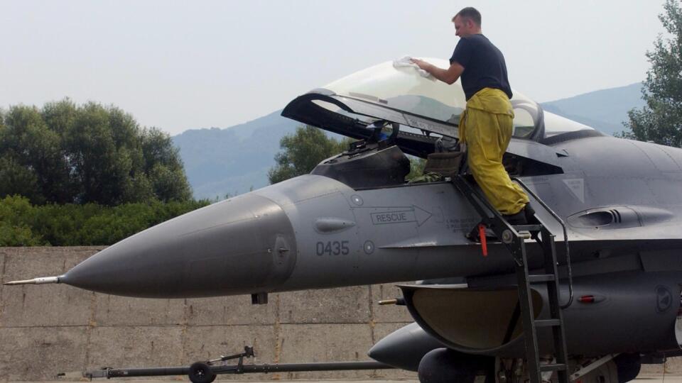 Amerièania americkí vojaci lietadlo F-16 stíhaèka vojenské letisko stíhaèky prelety politika americko - slovenská spolupráca