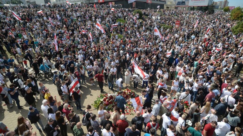 V Minsku sa konal protest na počesť Alexandra Tarajkovskeho, ktorého zastrelila bieloruská polícia počas protestu proti prezidentovi Lukašenskovi. Na mieste, kde sa tragická udalosť odohrala, sa zhromaždili tisíce ľudí.