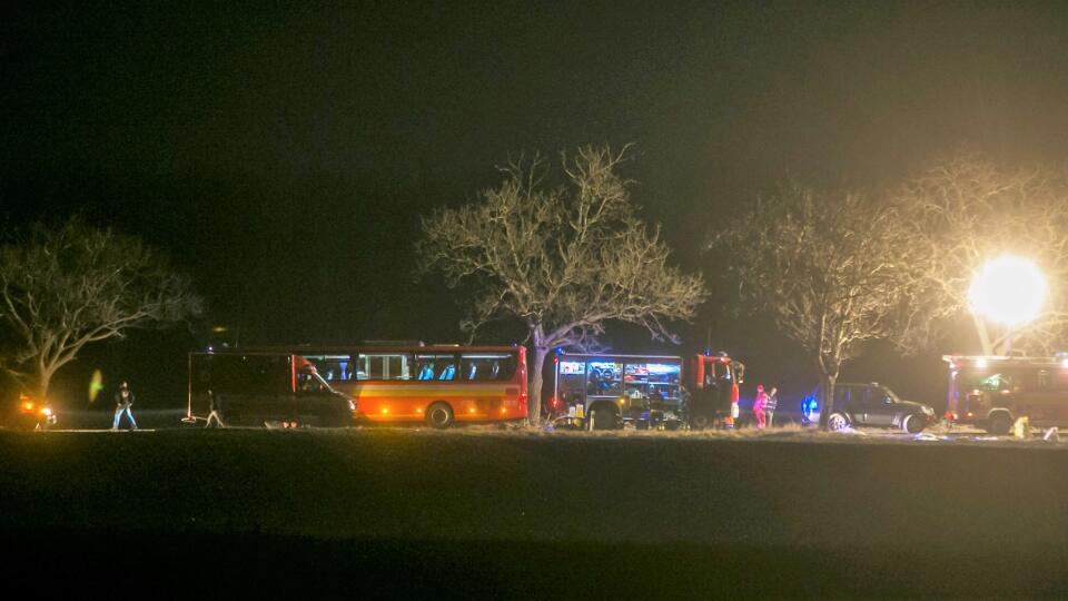 Pri zabezpečovaní „postihnutých“ pracovníkov na stavbe asistoval aj evakuačný autobus hasičov.