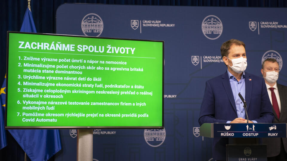 Na snímke uprostred premiér Igor Matovič (OĽaNO) a vpravo minister práce, sociálnych vecí a rodiny SR Milan Krajniak (Sme rodina) počas tlačovej konferencie po skončení mimoriadneho rokovania vlády v Bratislave v nedeľu 17. januára 2021. FOTO TASR - Jakub Kotian