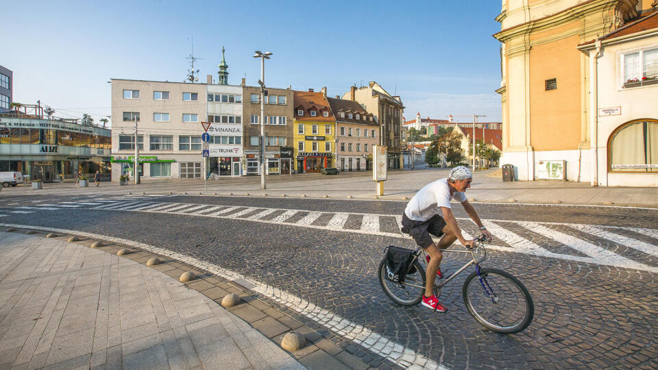 Pandémiu využívajú európske mestá na masívnu podporu cyklodopravy. Bratislava tento trend nenasleduje, plánuje len pokračovať v začatých projektoch.