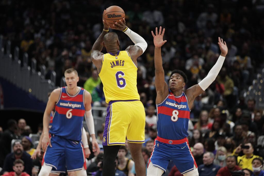EBE 12 Washington - Na snímke vľavo s loptou hráč LA Lakers LeBron James, vpravo hráč Wizards Rui Hačimura v zápase basketbalovej NBA Washington Wizards - Los Angeles Lakers v noci na 20. marca 2022. James sa posunul na druhú priečku historickej tabuľky strelcov NBA, keď prekonal Karla Malonea. Ani jeho 38 bodov a 10 doskokov však nestačilo hráčom Los Angeles Lakers, ktorí prehrali v noci na nedeľu na palubovke Washingtonu 119:127. FOTO TASR/AP
Los Angeles Lakers' LeBron James (6) shoots as Was