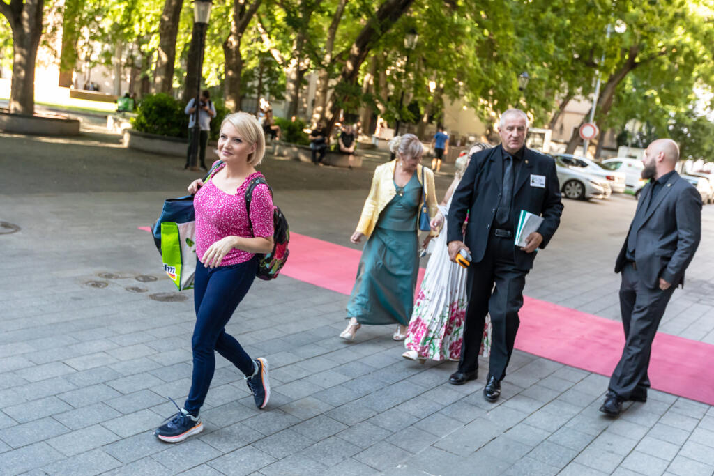V Bratislavskej redute sa konalo odovzdávanie ocenení Slovenka roka. Na snímke je Aneta Parišková ako prichádza na akciu.
