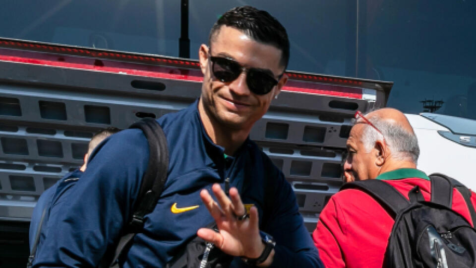 Fanúšikovia na Ronalda kričali, aby im dal podpis, alebo sa s nimi odfotil.