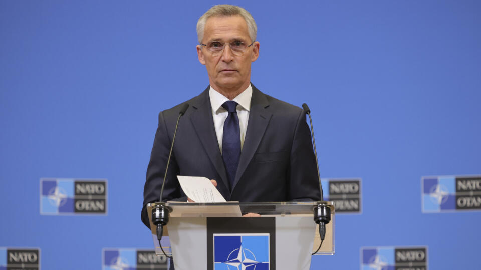 JB 18 Brusel - Generálny tajomník NATO Jens Stoltenberg rozpráva počas tlačovej konferencie v sídle NATO v Bruseli 16. novembra 2022. Dopad rakiet v poľskej obci Przewodów neďaleko hraníc s Ukrajinou, ku ktorému došlo v utorok, nebol podľa všetkého zámerným útokom. Severoatlantická aliancia nemá žiadne indície, že by sa Rusko chystalo napadnúť NATO. Uviedol to generálny tajomník NATO Jens Stoltenberg v stredu po mimoriadnom stretnutí veľvyslancov Aliancie v Bruseli, informuje spravodajca TASR. F