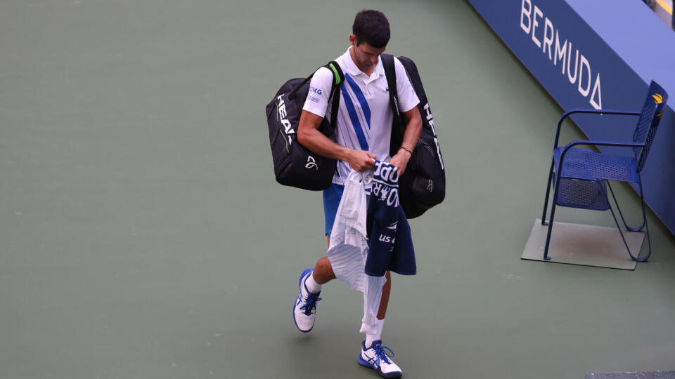 Novaka Djokoviča diskvalifikovali z US Open po napálení loptičky do rozhodkyne.