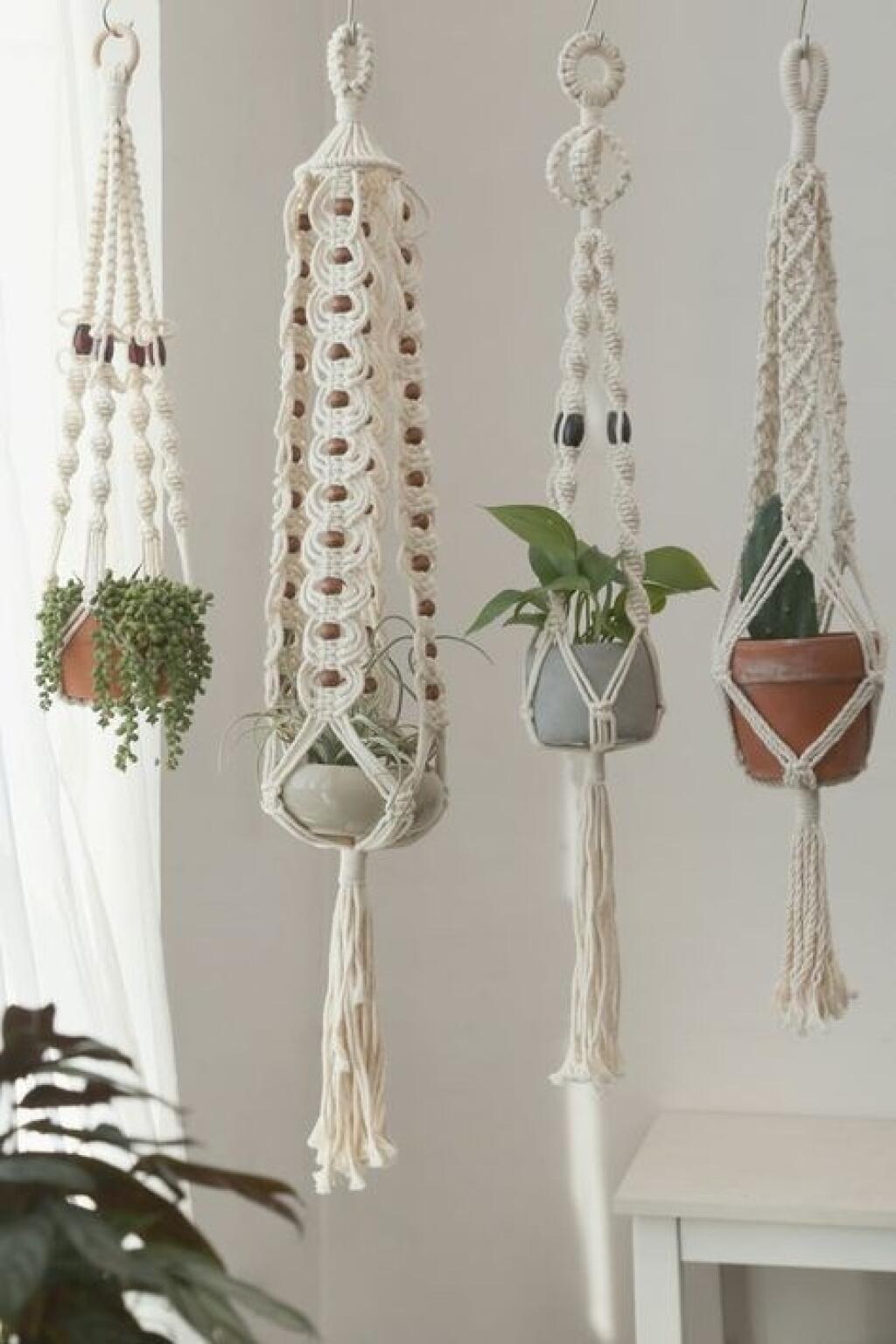 Závesné macrame držiaky na črepníky.