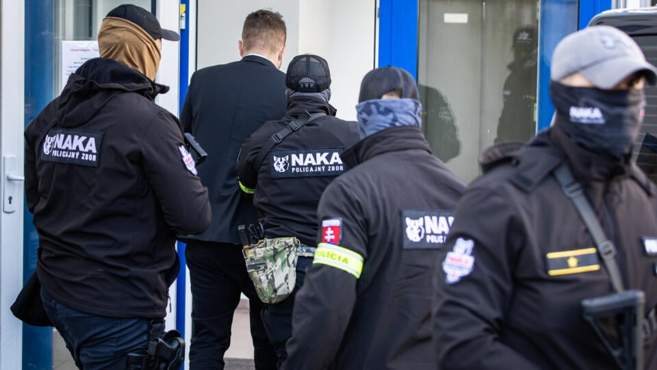Adama Puškára priváža policajná eskorta na súd v Petržalke.