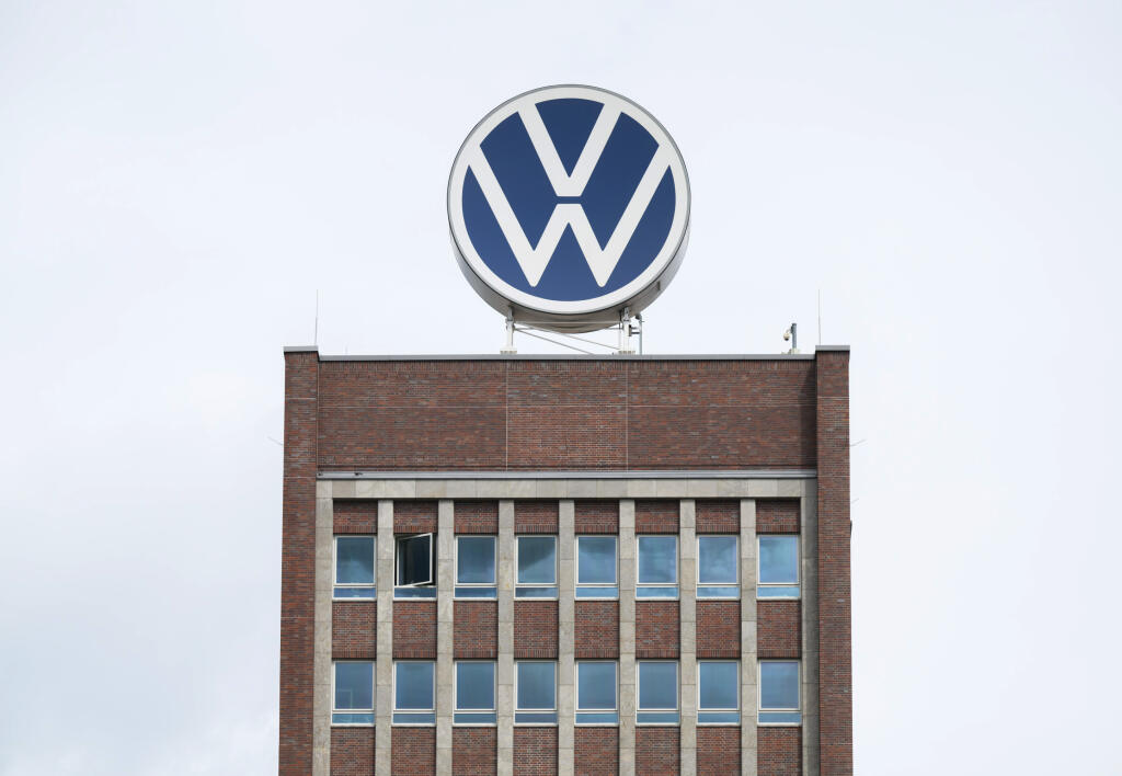 KK5 archív Wolfsburg - Na archívnej snímke z 29. mája 2024 logo automobilky Volkswagen vo Wolfsburgu. Nemecká automobilová skupina Volkswagen (VW) varovala, že môže zatvoriť bruselský závod svojej luxusnej značky Audi. Dôvodom je prudký pokles dopytu po špičkových elektrických autách tejto značky. FOTO TASR/DPA
ARCHIV - 29.05.2024, Niedersachsen, Wolfsburg: Das weiß-blaue VW-Logo steht auf dem Dach vom Markenhochhaus auf dem Gelände vom VW Werk Wolfsburg. (zu dpa: «VW senkt Prognose wegen Millia