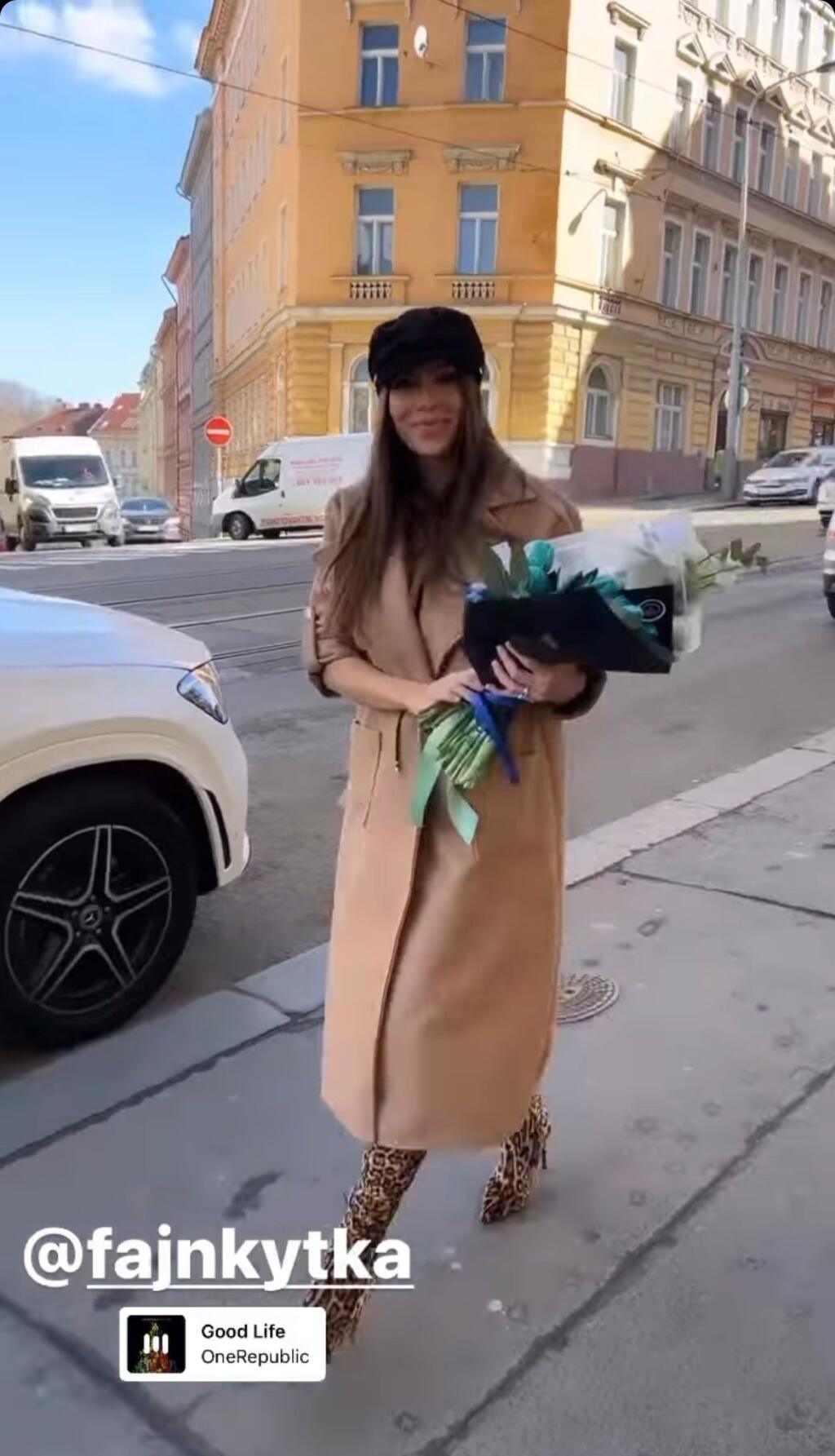 Slovenská fitneska Timea Trajteľová dokonca sama rozdávala kvety ďalším ženám.