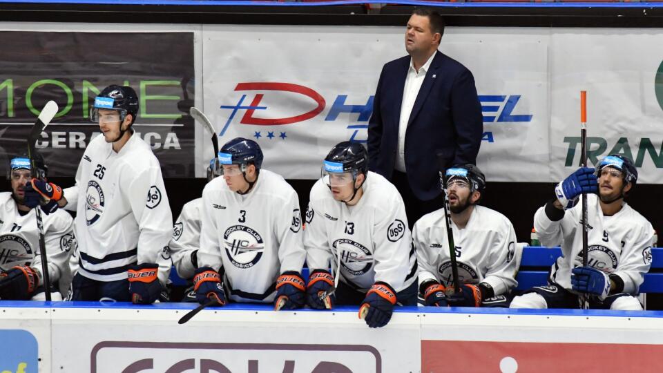 Dvaja hráči extraligového klubu HC Košice mali pozitívny test na COVID-19. Klub už vykonal opatrenia minimalizujúce rozšírenie ochorenia v tíme a jeho okolí, pričom hráči nastúpili do karantény.