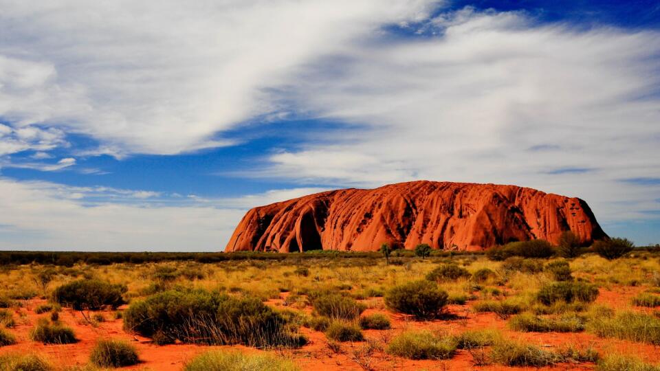 LÁKADLO PRE TURISTOV Mystikou opradené tajomné veľkolepé Uluru.