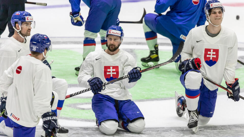 Prvý tréning slovenskej hokejovej reprezentácie v helsinskej hale Ice Hall pred zápasom s Francúzskom. Na snímke je Tomáš Tatar a Juraj Slafkovský. 