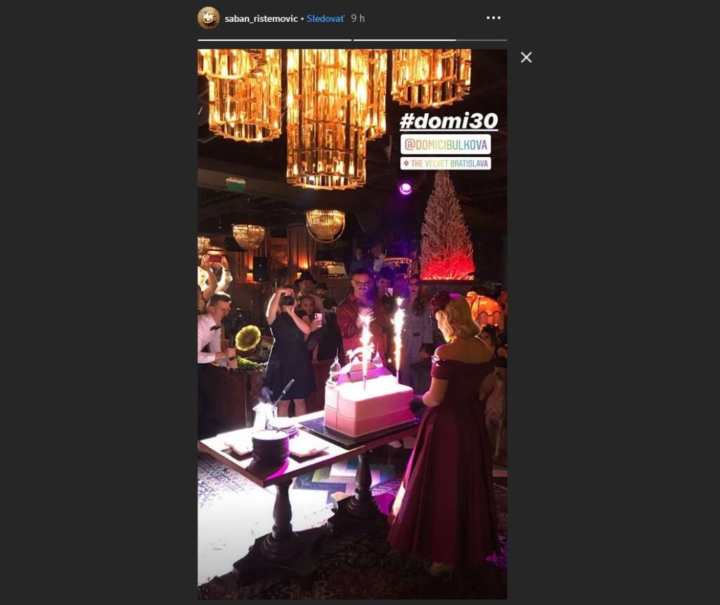 Dominika dostala viacero špeciálnych darčekov. Jedným z nich bola aj torta v tvare hotela z filmu Grandhotel Budapešť. V štýle tohto filmu sa niesla celá oslava a aj dress code.