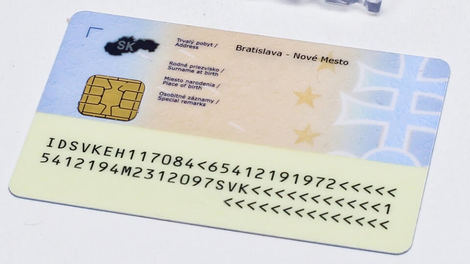 Na ilustracnej snimke novy Obciansky preukaz obsahujuci cip, ktory umoznuje obcanovi elektronicky komunikaciu s uradmi statnej spravy.