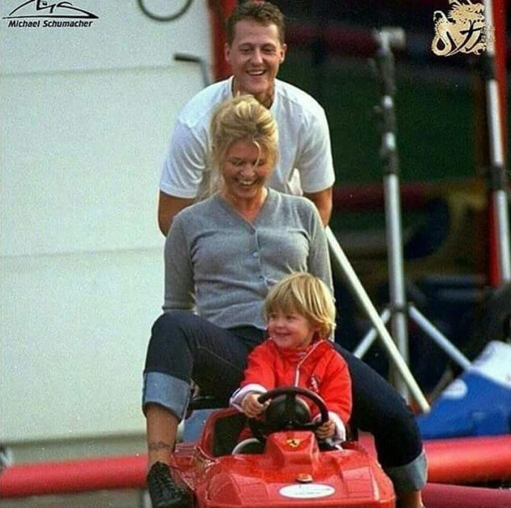 Prvorodená dcéra legendy formuly 1 sa narodila 20. februára 1997, teda v čase keď mal Michael Schumacher na konte už dva majstrovské tituly. V rozhovore pre nemecké médiá dávnejšie priznala, že mohla nasledovať kroky svojho slávneho otca. Lenže po sezóne v sedle motokáry, kam ju tatko prihlásil, sa rozhodla pre iný šport.