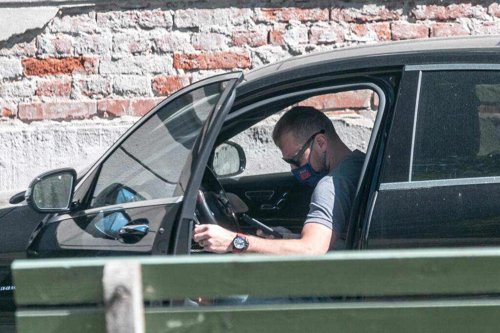 Na snímke Marián Gáborík ako prišiel domov, presadol do mercedesu a následne išiel do nemocnice v Trenčíne.