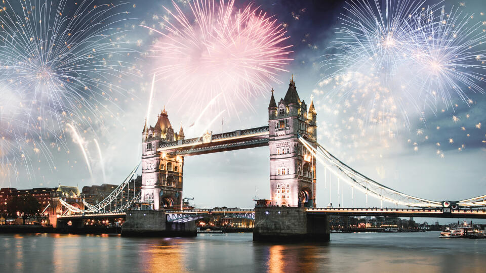 Tower Bridge počas silvestrovského ohňostroja na rieke Temža.