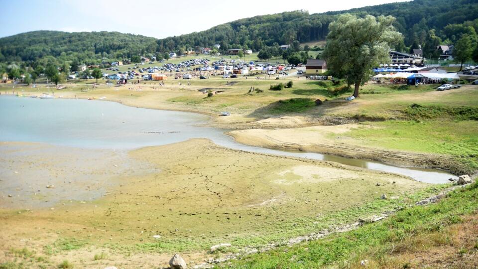 Na snímke nízky stav hladiny vody v zátoke vodnej nádrže Domaša - Dobrá 4. júna 2022 v Kvakovciach. FOTO TASR - Roman Hanc