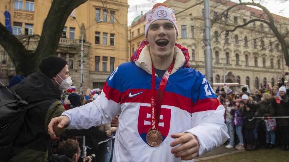 Bronzoví medailisti z olympijského hokejového turnaja v Pekingu sa v utorok vrátili domov na Slovensko, kde ich čakalo veľkolepé privítanie. Následne autobus s hráčmi zamieril do Bratislavy, kde ich najprv čakali mediálne povinnosti a následne sa vydali na okružnú jazdu kabrioautobusom po meste. Na snímke slovenský hokejista Juraj Slafkovský počas osláv na Námestí SNP v Bratislave 22. februára 2022. FOTO TASR - FOTO TASR - Jakub Kotian
