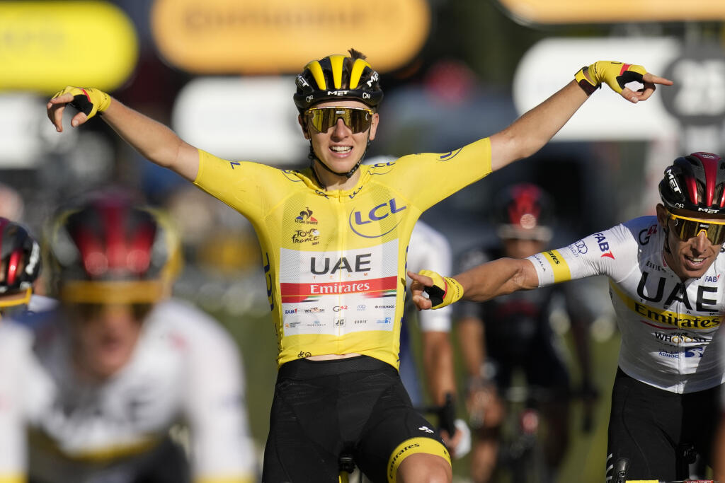 Na snímke slovinský cyklista Tadej Pogačar (UAE-Team Emirates) oslavuje víťazstvo v celkovom poradí po záverečnej 21. etape pretekov Tour de France v Paríži.