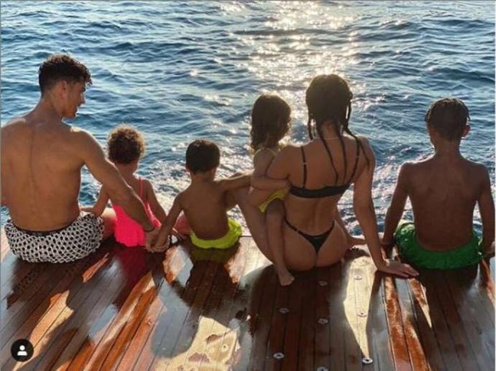Futbalista, jeho sexi priateľka Georgina a ich štyri deti si jachtu hneď zamilovali.