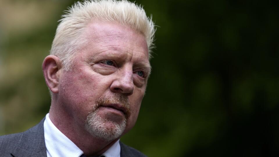 Bývalá tenisová hviezda Boris Becker si odpykáva 2 a pol ročný trest v londýnskom väzení.