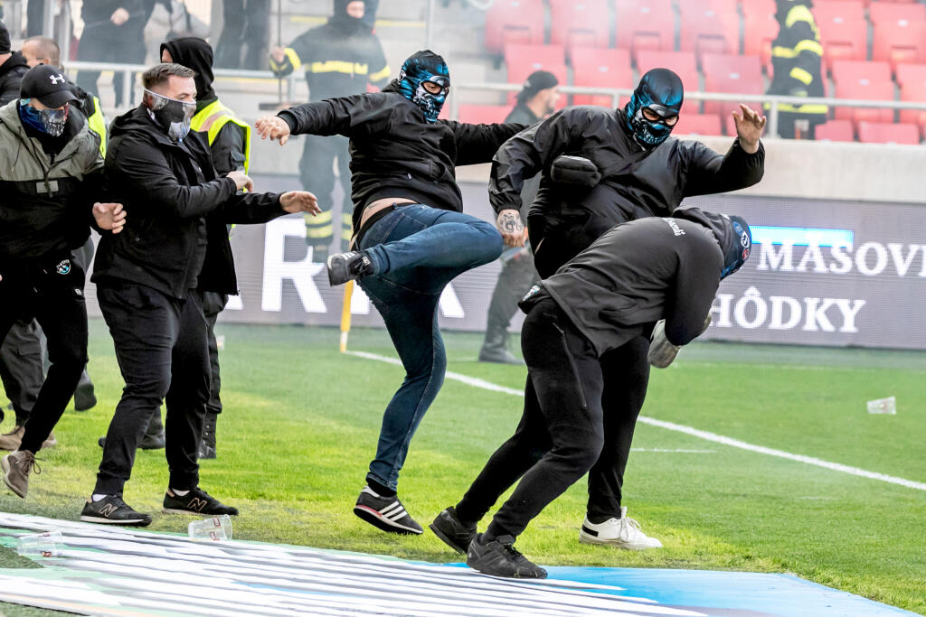 Trnavská polícia sa naďalej intenzívne zaoberá výtržnosťami fanúšikov v zápase 16. kola Fortuna ligy medzi Spartakom Trnava a Slovanom Bratislava z polovice októbra.