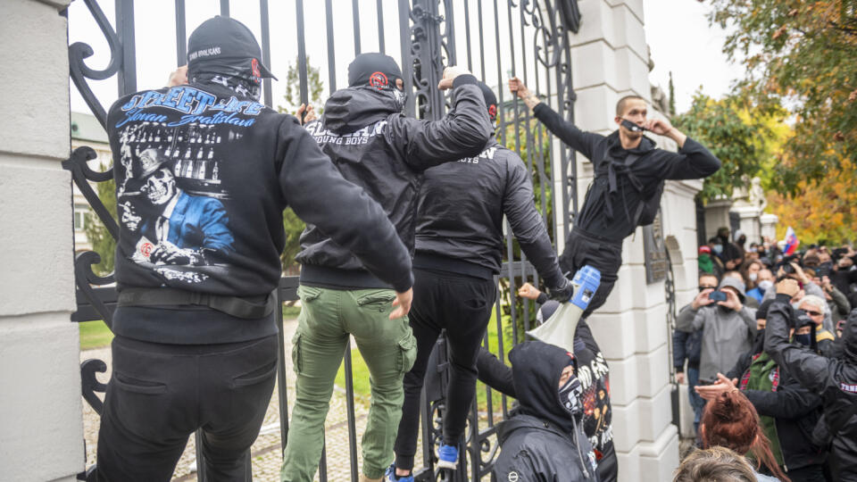 Na snímke protestujúci pred Úradom vlády SR počas neohlásenej protivládnej demonštrácie v Bratislave 17. októbra 2020. FOTO TASR - Jaroslav Novák