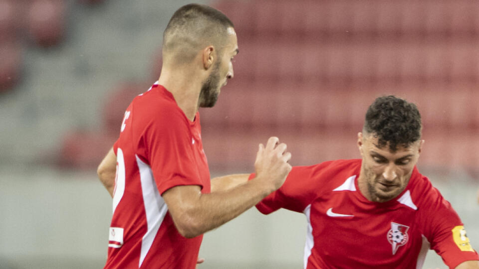 Na snímke druhý zľava Nikola Gatarič (Sereď) a druhý sprava Timotej Múdry (Ružomberok) v zápase 2. kola Fortuna ligy vo futbale ŠKF Sereď - MFK Ružomberok 30. júla 2021 v Trnave. FOTO TASR - Pavel Neubauer