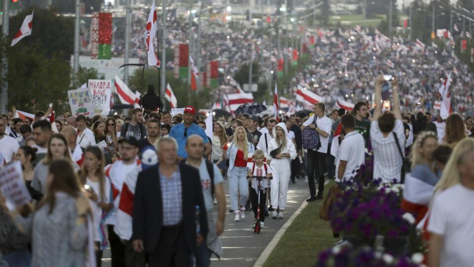 WA 71 Minsk - Demonštranti počas najnovšieho z protivládnych protestov v Minsku v nedeľu 30. augusta 2020. Protesty v krajine vypukli po kontroverzných prezidentských voľbách spred troch týždňov. FOTO TASR/AP
Belarusian opposition supporters with old Belarusian national flags rally in Minsk, Belarus, Sunday, Aug. 30, 2020. Tens of thousands of demonstrators have gathered in the capital of Belarus, beginning the fourth week of daily protests demanding that the country's authoritarian president