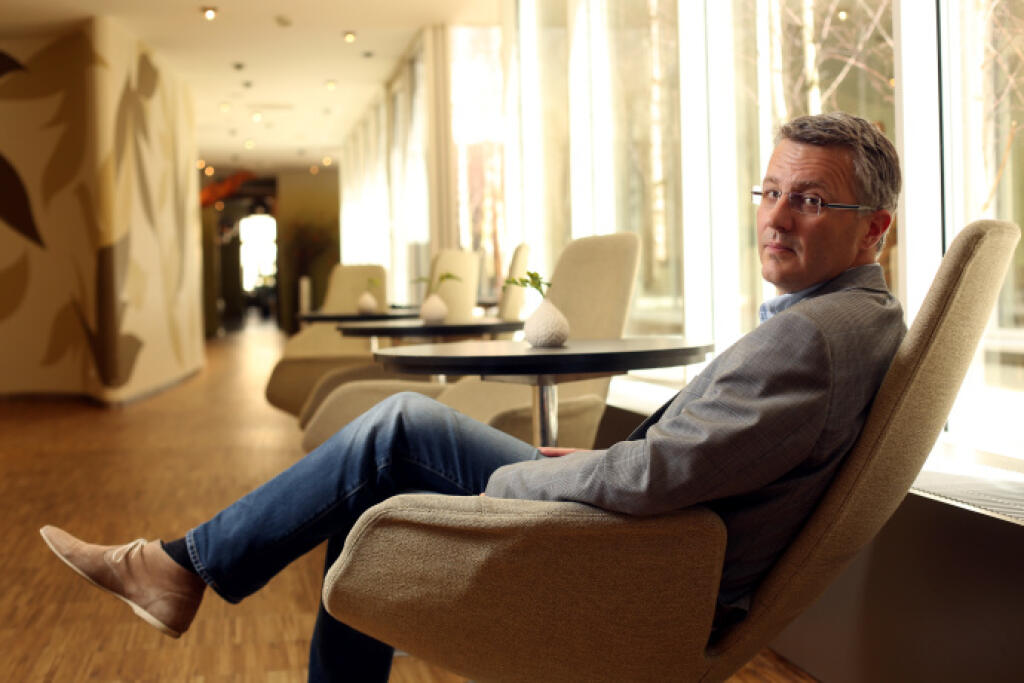 Tomáš Kopecký - pracoval ako manažér predaja pre zastúpenie automobiliek Land Rover a Ford
