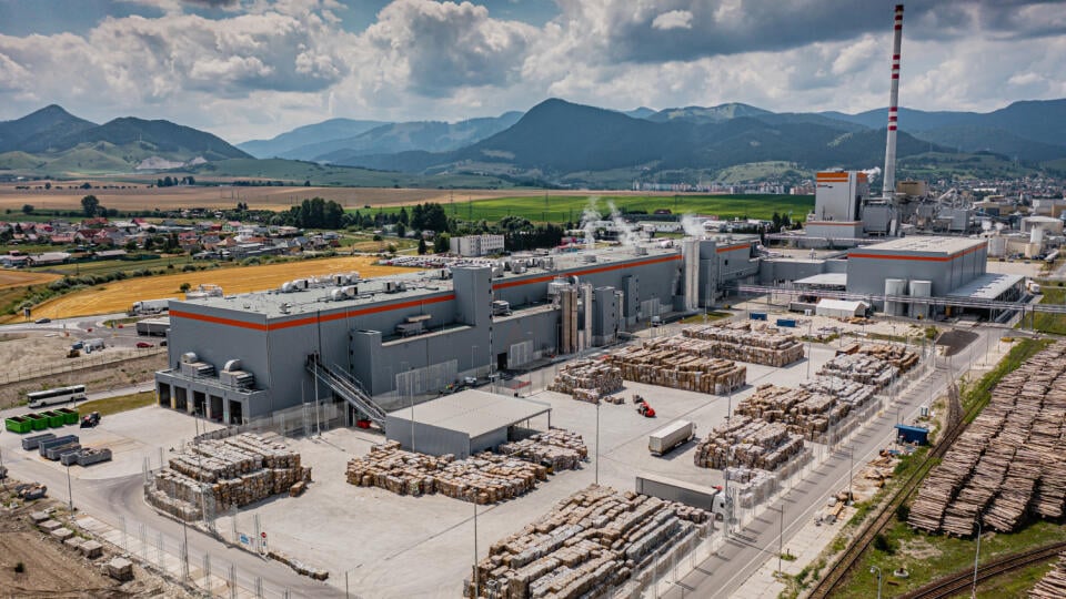 Spoločnosť Mondi SCP spustila v Ružomberku nový stroj na výrobu kartónového papiera s označením PM19. Stroj je súčasťou modernizačného projektu v hodnote 370 miliónov eur, čo je najväčšia investícia firmy za posledné roky. Nový druh kartónu s názvom Kraft Top White už začali dodávať zákazníkom. Na snímke výrobná hala PM19 a sklad recyklovaného papiera.