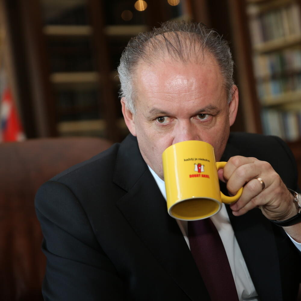Andrej Kiska: Používa šálku s logom Dobrého anjela.