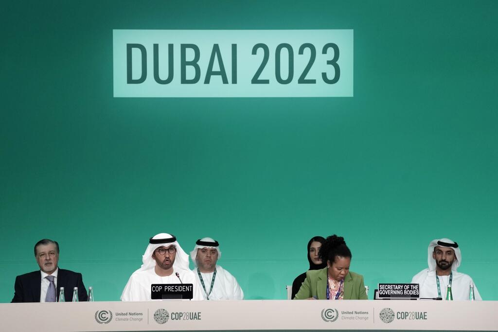 KK18 Dubaj -  Predseda klimatického summitu v Dubaji (COP28) Sultán Ahmad al-Džábir (druhý vľavo) počas klimatického summitu COP28 v Dubaji v piatok 8. decembra 2023. FOTO TASR/AP

COP28 President Sultan al-Jaber, second from left, speaks during a plenary session at the COP28 U.N. Climate Summit, Friday, Dec. 8, 2023, in Dubai, United Arab Emirates. (AP Photo/Joshua A. Bickel)
