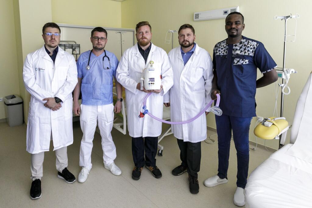 Zľava lekári Ján Slopovský a Patrik Palacka, autori Q-VENTmini Samuel Furka a Daniel Furka a člen tímu, študent verejného zdravotníctva z Univerzity v Nairobi.