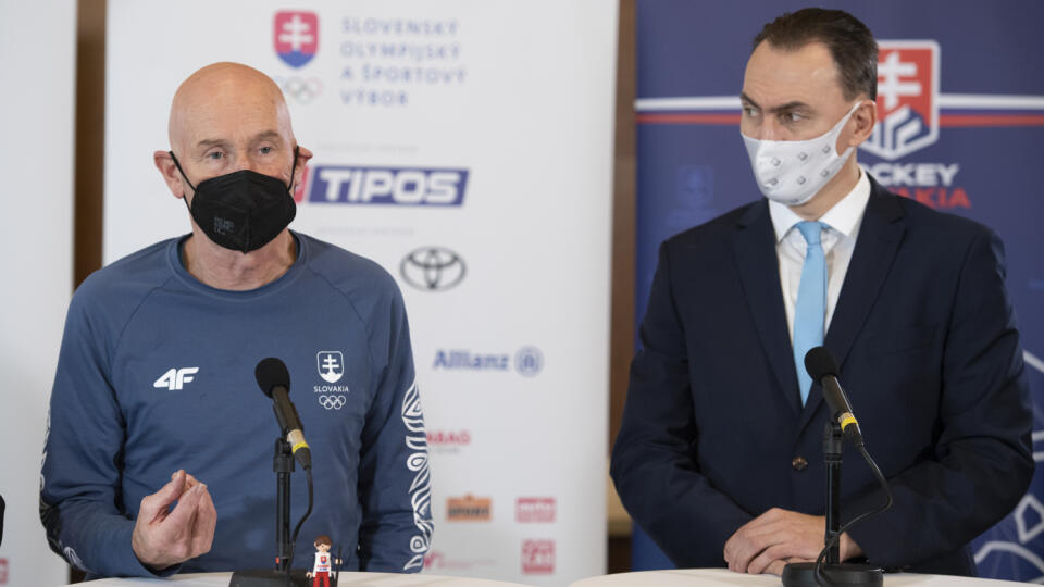 Bronzoví slovenskí hokejoví reprezentanti zo ZOH 2022 v Pekingu sa v utorok vrátili na Slovensko. Na snímke zľava tréner slovenskej hokejovej reprezentácie Craig Ramsay a prezident SZĽH, generálny manažér reprezentácie Miroslav Šatan počas tlačovej konferencie 22. februára 2022 v Bratislave. FOTO TASR - Pavel Neubauer