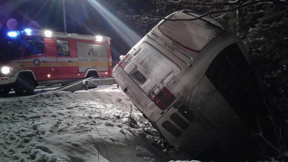 V autobuse bolo 16 cestujúcich a momentálne prebiehajú záchranné práce a vyslobodzovanie osôb.