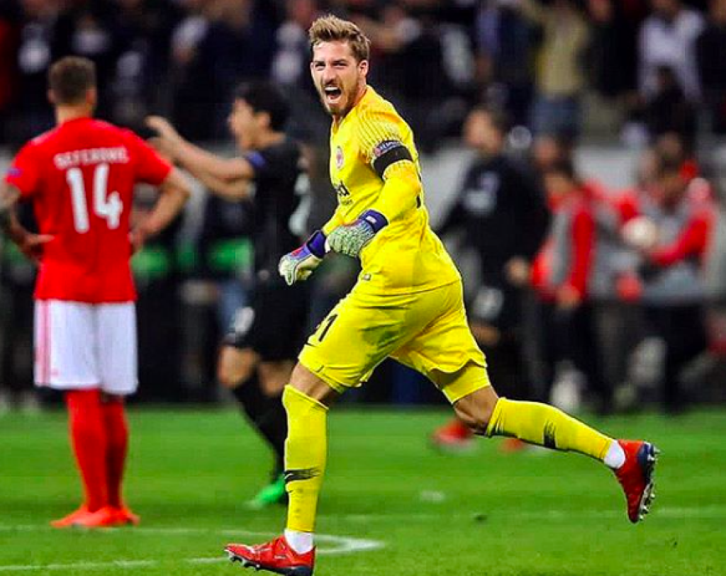 Futbalový brankár nemeckého Eintracht Frankfurt Kevin Trapp musí pod skalpel. Dvadsaťdeväťročný gólman reprezentácie nebude svojmu zamestnávateľovi k dispozícii až do zimnej prestávky.