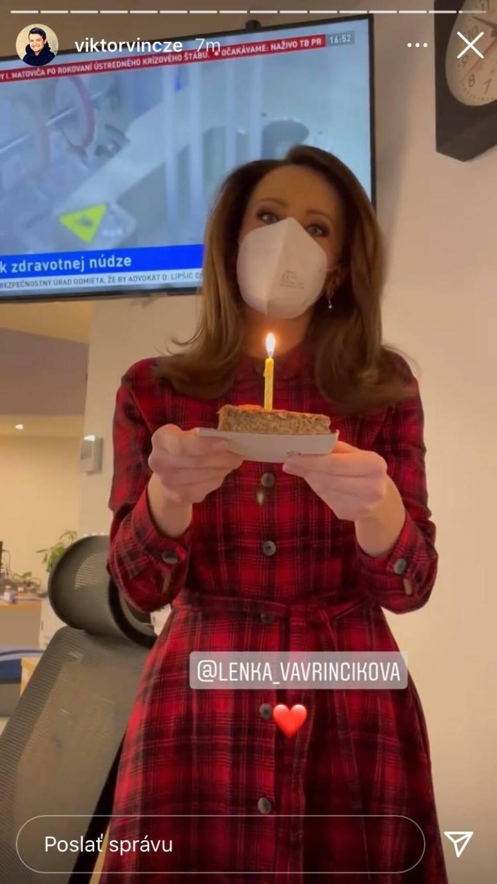 Vinczeho oslava 30-ky v Markíze. Lenka Vavrinčíková mu darovala makovú tortu s jednou sviečkou.