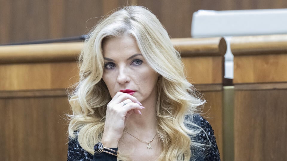 Na snímke ministerka kultúry SR Martina Šimkovičová (nominantka SNS) počas mimoriadnej schôdze k odvolávaniu ministra vnútra SR Matúša Šutaja Eštoka 23. novembra 2023 v Bratislave. Rokovanie iniciovala opozícia. FOTO TASR - Martin Baumann