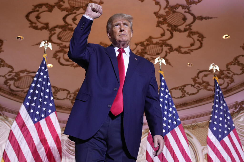 WA 15 Palm Beach - Americký exprezident Donald Trump gestikuluje po tom, čo oficiálne oznámil, že v roku 2024 sa bude opäť uchádzať o úrad prezidenta Spojených štátov vo veľkej prijímacej sále svojej luxusnej rezidencie v Mar-a-Lago v štáte Florida v stredu 16. novembra 2022. Táto nová kandidatúra je Trumpovou treťou do Bieleho domu. FOTO TASR/AP 

Former President Donald Trump gestures after announcing he is running for president for the third time as he speaks at Mar-a-Lago in Palm Beach, Tues