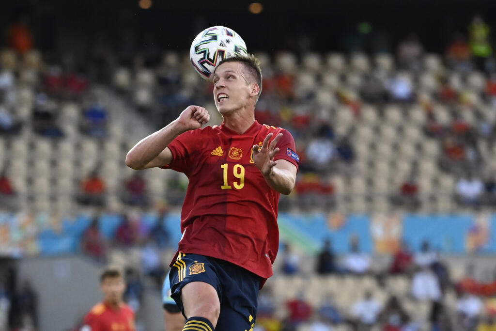EBE 41 Sevilla - Na snímke hráč Španielska Dani Olmo hlavičkuje v zápase E-skupiny na majstrovstvách Európy vo futbale Španielsko - Švédsko v španielskej Seville 14. júna 2021. FOTO TASR/AP
Spain's Dani Olmo heads the ball during the Euro 2020 soccer championship group E match between Spain and Sweden at La Cartuja stadium in Seville, Monday, June 14, 2021. (AP Photo/Pierre Philippe Marcou, Pool)