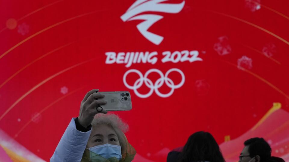 KK37 Peking - Zamestnanci sa zúčastňujú nácviku slávnostného odovzdávania medailí na zimné olympijské hry 3. januára 2022 v Pekingu. V poradí XXIV. zimné olympijské hry sa v Pekingu uskutočnia od 4. do 20. februára 2022. FOTO TASR/AP
Staff members attend a rehearsal for a victory ceremony at the Beijing Medals Plaza of the Winter Olympics in Beijing, China, Monday, Jan. 3, 2022. (AP Photo/Ng Han Guan)