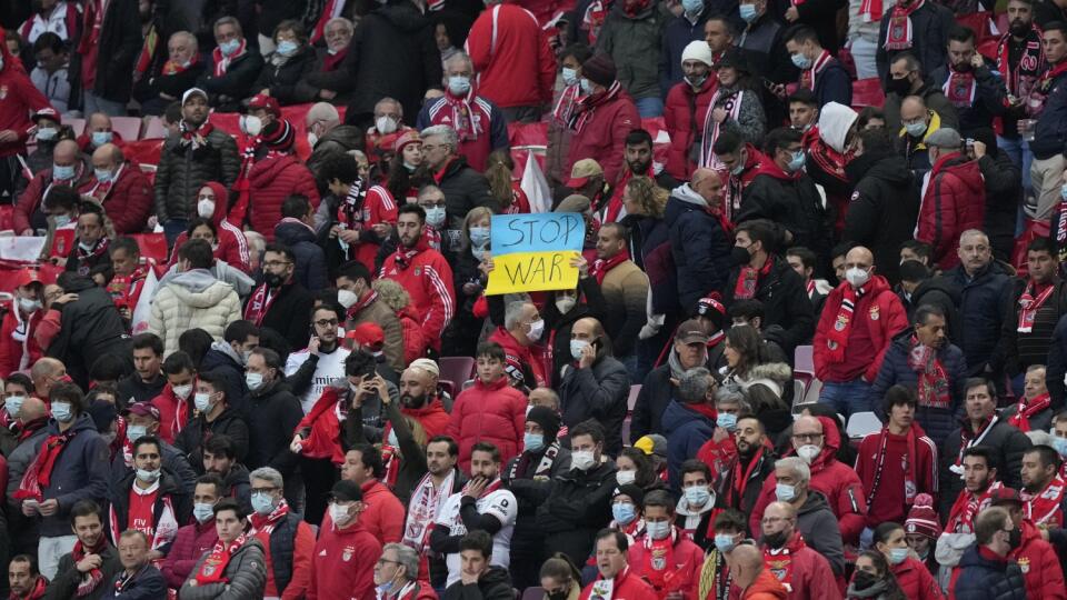 KK40 Lisabon - Na snímke fanúšik drží odkaz Stoj vojne pred prvým zápasom štvrťfinále futbalovej Ligy majstrov Benfica Lisabon - FC Liverpool 5. apríla 2022 v Lisabone. FOTO TASR/AP
A supporter holds a message against the war in Ukraine before the Champions League quarterfinals, first leg, soccer match between Benfica and Liverpool at the Luz stadium in Lisbon, Tuesday, April 5, 2022. (AP Photo/Armando Franca)