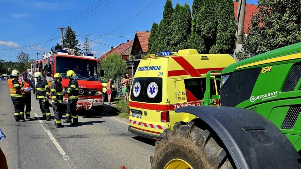 V Brezne sa zrazil autobus s traktorom! Z miesta hlásia zranených