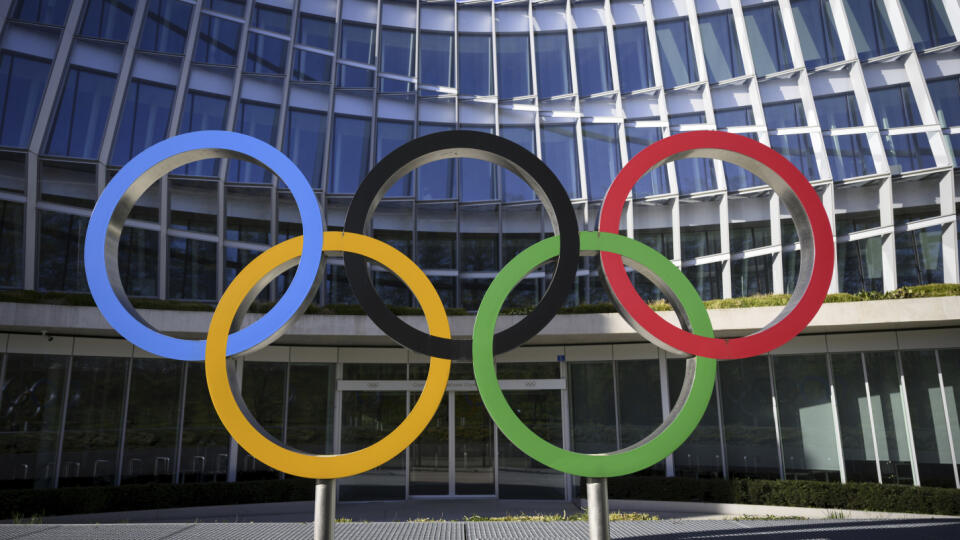 WA 27 Lausanne - Olympijské kruhy sa nachádzajú pred Olympijskom domom, sídlom Medzinárodného olympijského výboru (MOV) vo švajčiarskom meste Lausanne v utorok 28. marca 2023. FOTO TASR/AP
Olympic Rings are pictured in front of The Olympic House, headquarters of the International Olympic Committee (IOC) at the opening of the executive board meeting of the International Olympic Committee (IOC) in Lausanne, Switzerland, Tuesday, March 28, 2023. The International Olympic Committee (IOC) Executive