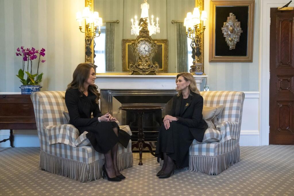 Ukrajinu na pohrebe Alžbety II. zastúpi prvá dáma Olena Zelenská, ktorú v paláci oficiálne prijala princezná z Walesu Kate Middleton.