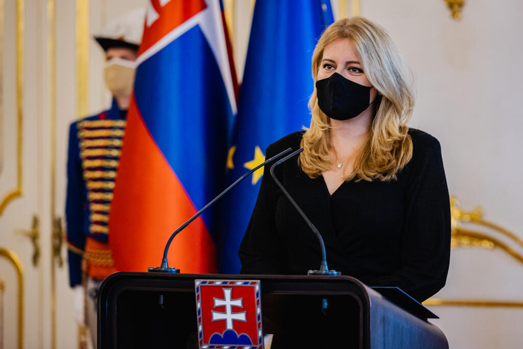 Prezidentka Zuzana Čaputová prijala olympionika Mateja Tótha pri príležitosti ukončenia jeho aktívnej športovej kariéry. Prijatia sa zúčastnil aj Tóthov tréner Matej Spišiak. Na snímke Zuzana Čaputová.