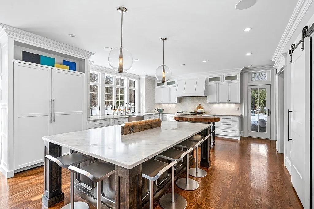 Podľa webu truepeoplesearch.com Zdeno aj jeho manželka bývajú v meste Weston západne od Bostonu. Luxusná vila vo vychytenej štvrti podľa realitného portálu zillow.com má hodnotu 4 milióny dolárov.